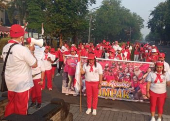 HUT RI Ke-75 Warga Solo Kompak Hormat Patung Slamet Riyadi