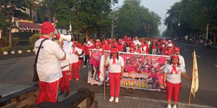 HUT RI Ke-75 Warga Solo Kompak Hormat Patung Slamet Riyadi