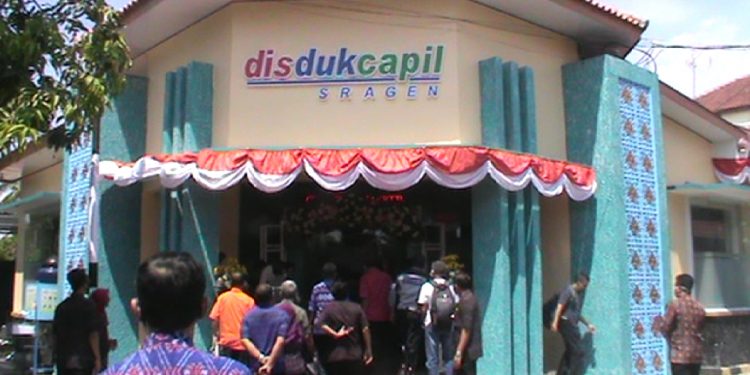 Calo-Calo Siap Gigit Jari PT. Pos Indonesia Sragen Kirimkan KK-KTP Sampai Rumah Warga