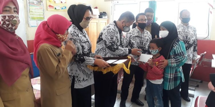 Tujuh Siswa Korban Kebakaran Dapat Santunan PGRI Depok