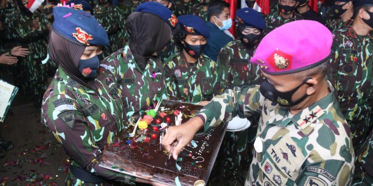 HUT TNI KE-75, DANKORMAR TERIMA KEJUTAN DARI KORPS BRIMOB