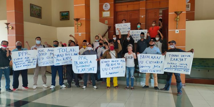 Aliansi Warga Depok Geruduk DPRD Tolak Omnibus Law