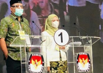 Pradi dan Afifah Tampil Elegan Berbatik ‘Gong Si Bolong, Di Debat Kandidat Pertama iNews TV