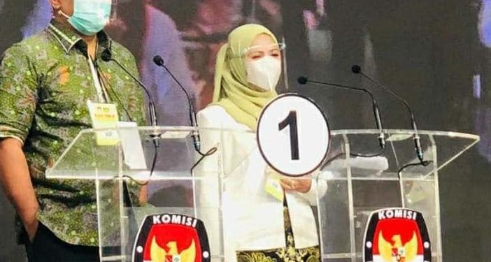 Pradi dan Afifah Tampil Elegan Berbatik ‘Gong Si Bolong, Di Debat Kandidat Pertama iNews TV