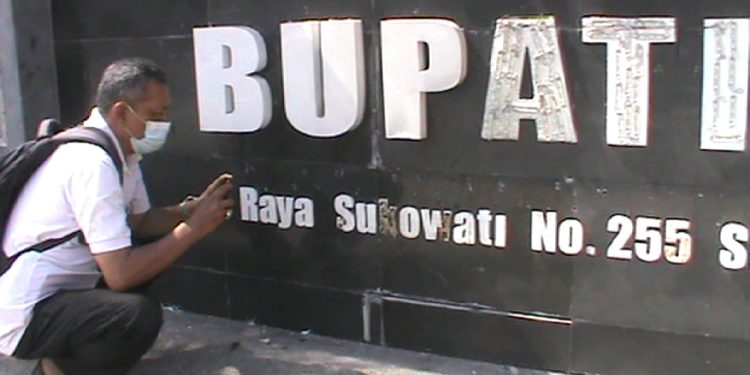 Dirusak OTK Tulisan Kantor Bupati Sragen , PLT Beri Waktu 3 x 24 Jam