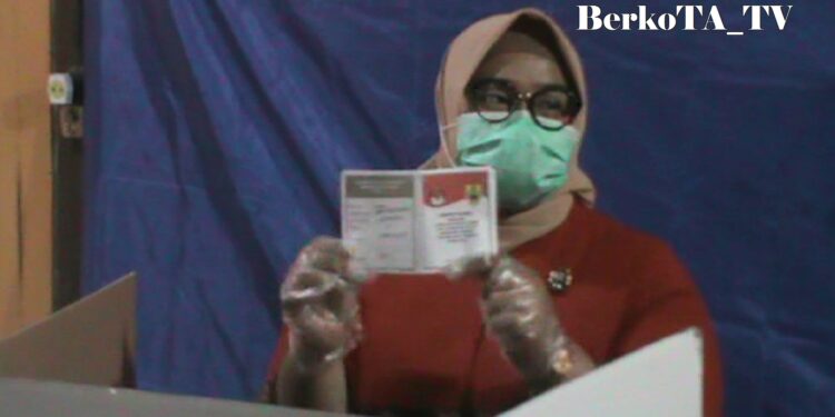 Nyoblos Gambar Dirinya Kusdinar Yuni Cetak Sejarah Pilkada Sragen