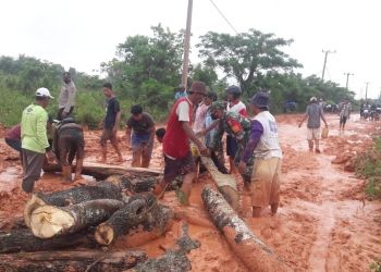 Secara Swadaya, Masyarakat Kecamatan Berbak Perbaiki Jalan Yang Rusak