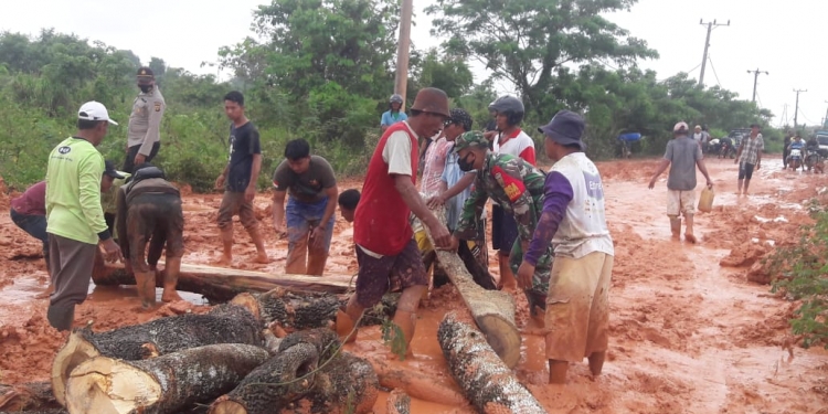 Secara Swadaya, Masyarakat Kecamatan Berbak Perbaiki Jalan Yang Rusak