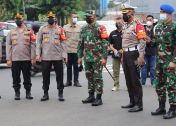 Polres Metro Depok Membagikan Masker Kepada Masyarakat