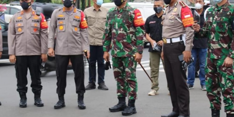 Polres Metro Depok Membagikan Masker Kepada Masyarakat