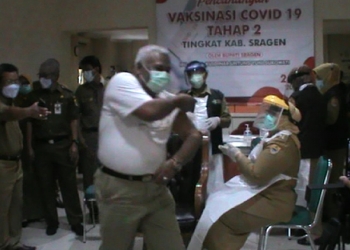 Jadi Vaksinator Bupati Sragen Masih Trampil Nyuntik