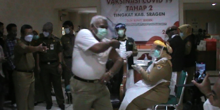 Jadi Vaksinator Bupati Sragen Masih Trampil Nyuntik