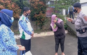 Desa Sukaharja Mengelar Operasi PPKM dan Membagikan Masker