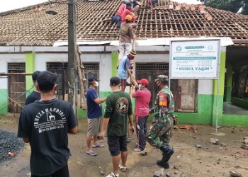 Warga Kalibaru Bersama Tiga Pilar Cilodong, Perbaiki Majelis Taklim Nurul Yaqin