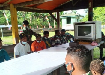 CIPTAKAN SUASANA HARMONIS, TNI UNDANG TOKOH MASYARAKAT DI POS PERBATASAN