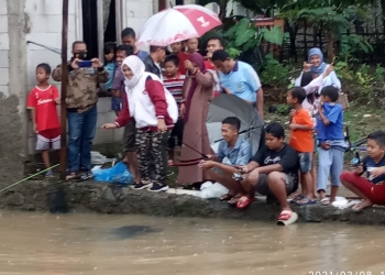 Kebersamaan Hj. Tati Nurbingah di Masyarakat, Melepaskan Ikan DiKolam Pemancingan ditengah Masyarakat
