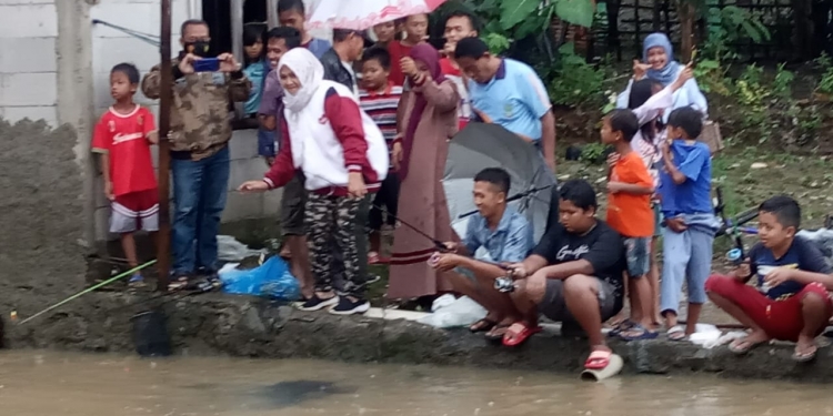 Kebersamaan Hj. Tati Nurbingah di Masyarakat, Melepaskan Ikan DiKolam Pemancingan ditengah Masyarakat