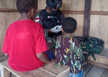 Cek Kesehatan Masyarakat, TNI Kunjungi Kampung di Perbatasan Papua Dengan Berjalan Kaki