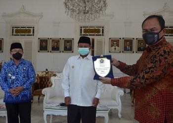 Penghargaan Peduli Jurnalis dari PWI Jabar Untuk Uu Ruzhanul