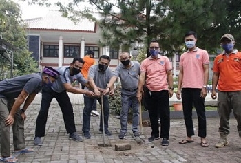 Hasan Nurdin Mengajak Masyarakat Cipayung, Membuat Lubang Biopori