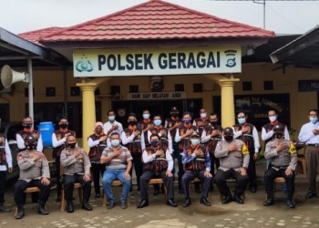 Berhasil Tangkap Copet, Kapolres Tanjabtim Beri Penghargaan Piagam Kepada Anggota POKDAR Sektor Geragai