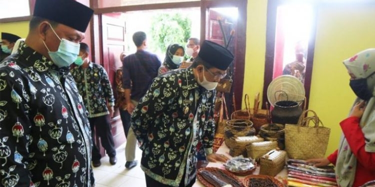 Bupati UAS-Hairan Laonching Batik Khas Tanjabbar