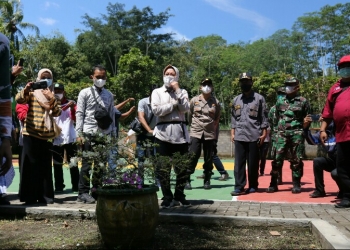 Mensos Risma Dampingi Menko PMK Temui Penyintas Gempa Lumajang dan Malang