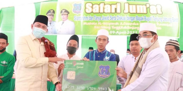 Jum’at Berkah Bupati UAS-Hairan Berikan Bantuan Untuk Musholla Al-Ikhlas