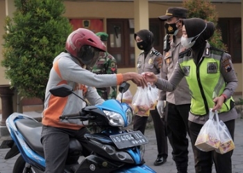 Kontinu Polres Klaten Bagikan Takjil dan Masker Kepada Pengguna Jalan