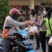 Kontinu Polres Klaten Bagikan Takjil dan Masker Kepada Pengguna Jalan