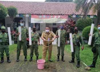 Lurah Achmad Munandar Mengajak Warga Buat Lubang Biopori di Lingkungan Sukmajaya