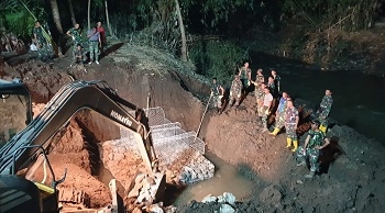 Pasukan Zeni TNI AD Bekerja Larut Malam, Bangun Jembatan Untuk Masyarakat Korban Banjir Bandang Bima