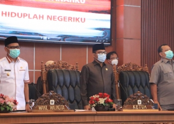 FRAKSI GOLKAR, DPP, PKB-PSI SAMPAIKAN PANDANGAN UMUM TERHADAP TIGA RAPERDA INISIATIF PEMKOT