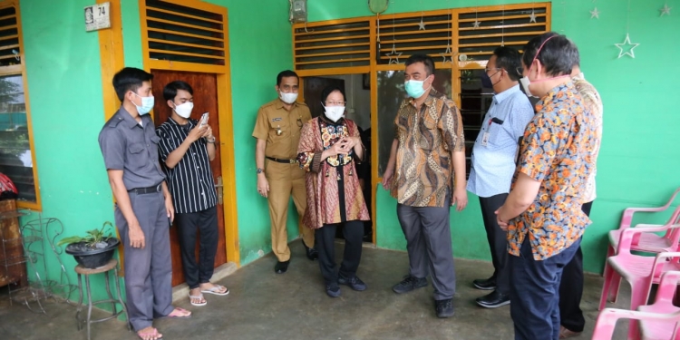 Sambangi RS Bhayangkara Makasar, Mensos RI Kunjungi Korban Ledakan Bom Gereja