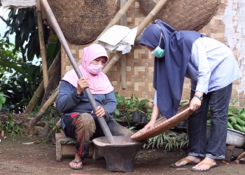 Nurmadanis, Perempuan Penyuluh Sosial Sukses Membebaskan Petani Kopi Sinagar dari jerat tengkulak.