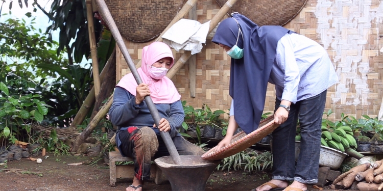 Nurmadanis, Perempuan Penyuluh Sosial Sukses Membebaskan Petani Kopi Sinagar dari jerat tengkulak.