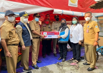 Cepat dan Tanggap Direktorat PSKBS Kemensos RI Bersama Pelopor Perdamaian, Penuhi Kebutuhan Dasar Korban Kebakaran di Keagungan