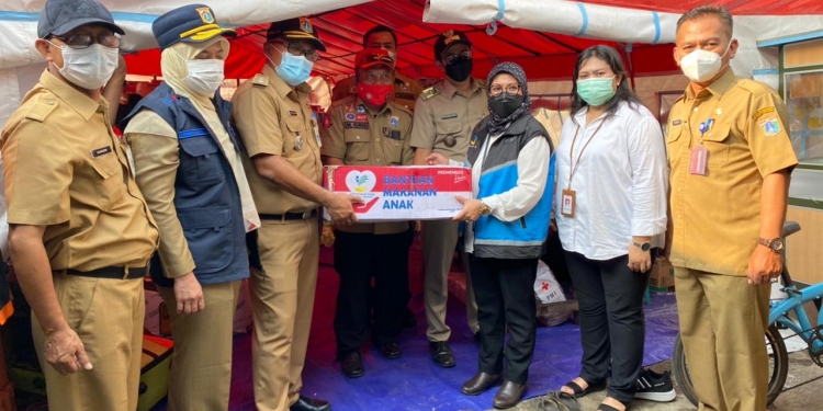 Cepat dan Tanggap Direktorat PSKBS Kemensos RI Bersama Pelopor Perdamaian, Penuhi Kebutuhan Dasar Korban Kebakaran di Keagungan