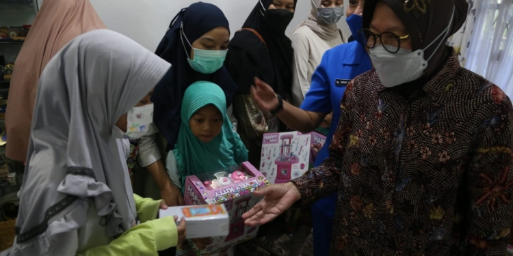 Menko PMK dan Mensos Risma, Kunjungi Keluarga Korban Nanggala 402