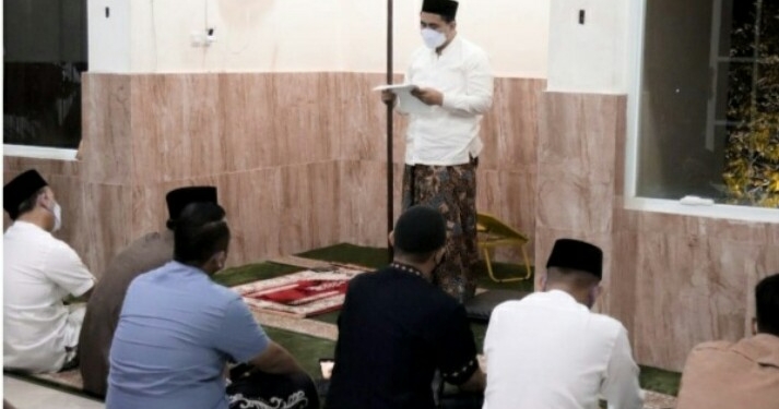 Gus Yasin Laksanakan Sholat Gerhana di Tempat Dinas
