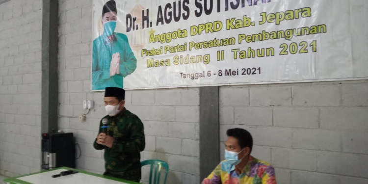 Anggota DPRD Fraksi PPP, Agus Sutiana, Memberikan Bantuan Tanaman dan Bibit Ikan