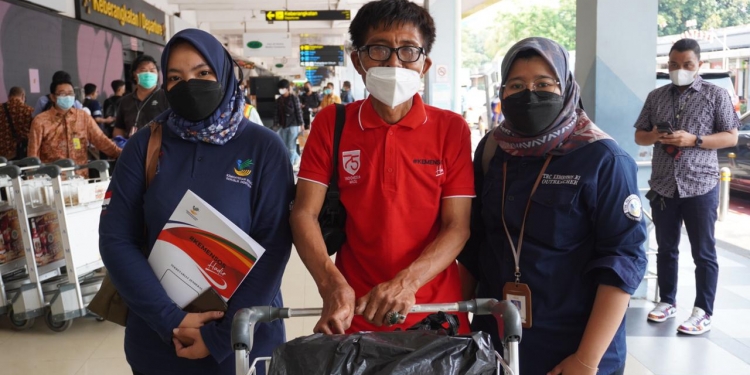 Fasilitasi 2 Tuna Wisma ke Kampung Halaman, Mensos Berencana Memberikan Bansos