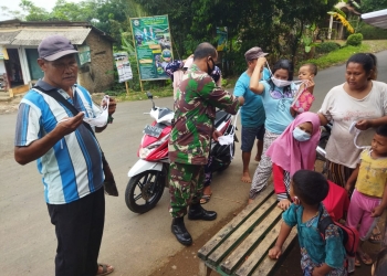 Cegah Penyebaran Covid-19, Babinsa Bagikan Masker Gratis