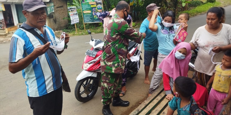 Cegah Penyebaran Covid-19, Babinsa Bagikan Masker Gratis