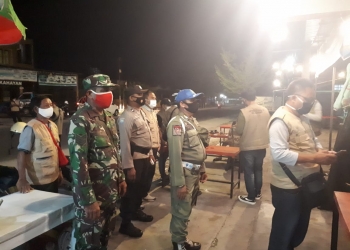 Babinsa Panarung Edukasi Prokes Pada Pusat Keramaian Masyarakat