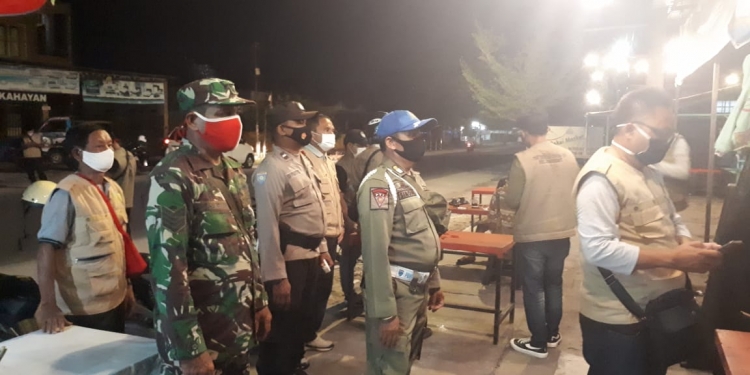 Babinsa Panarung Edukasi Prokes Pada Pusat Keramaian Masyarakat