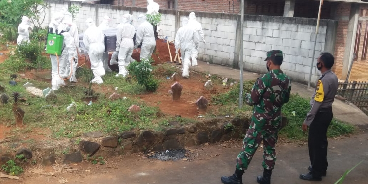Danramil 04/Pecangaan Monitoring Prosesi Pemakaman Protokol Covid-19