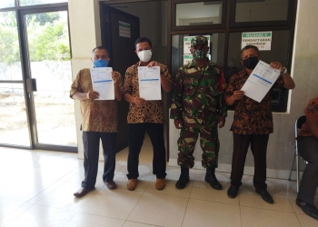 Babinsa Dampingi Pemberian Vaksin Bagi Petinggi Desa.