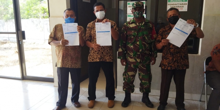 Babinsa Dampingi Pemberian Vaksin Bagi Petinggi Desa.