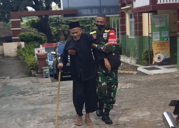 Sertu Sutarno Papah Mbah Rozak Saat Melaksanakan Vaksin